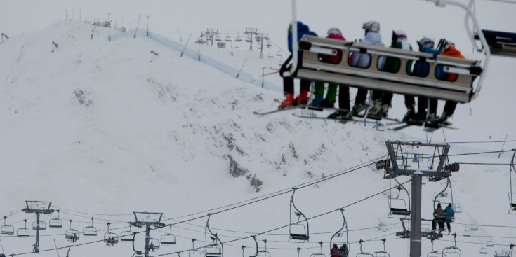 Un dels telecadires del Pas de la Casa, amb força presència d’esquiadors.