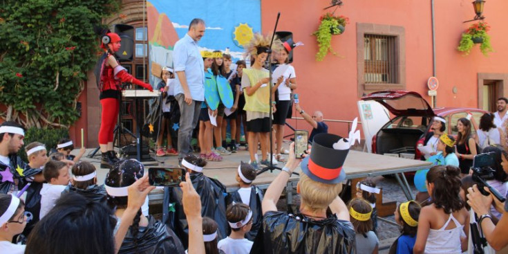 Els nens durant el pregó infantil a la Seu.