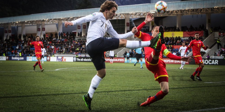 Antoine Griezmann i Ilde Lima lluiten per la pilota a l’Estadi Nacional en el duel entre Andorra i França.