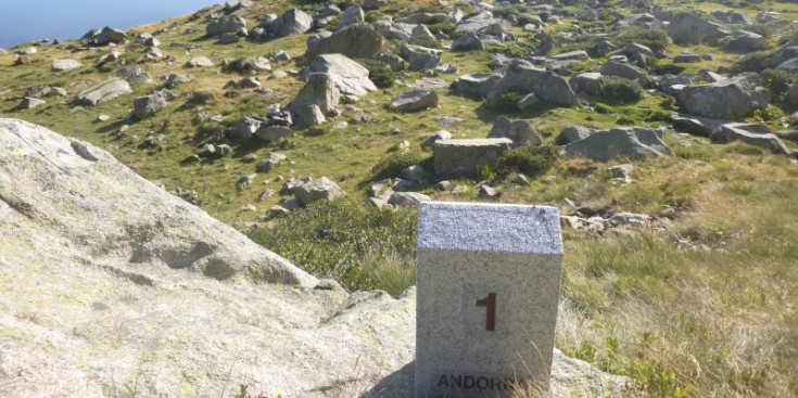 Una fita que delimita la frontera entre França i Andorra, a prop de l’Estany de les Abelletes.