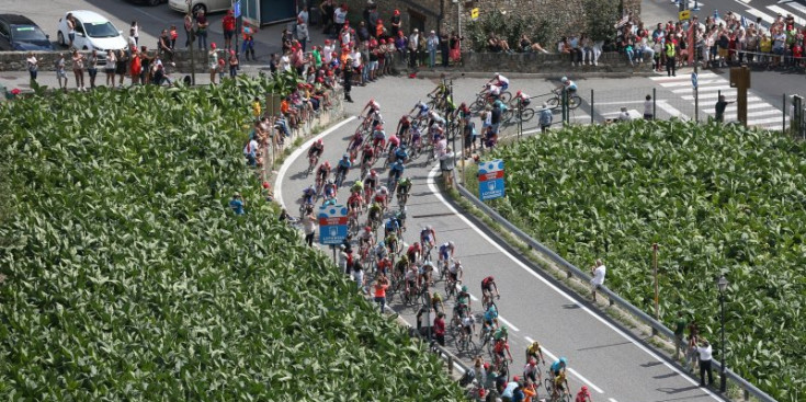 Diverses persones gaudeixen de l’etapa andorrana de la Vuelta.