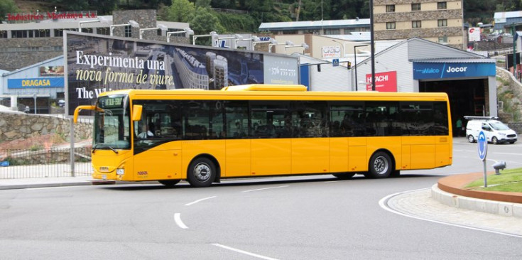 Un autobús de la nova linia Bus Exprés, dilluns.