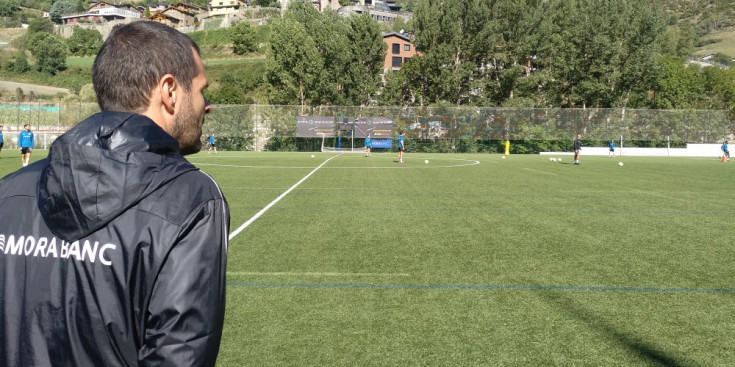 Albert Jorquera supervisa l’entrenament de l’FC Andorra abans del partit contra el Nàstic, ahir.