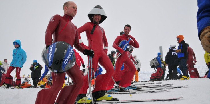 L'equip italià espera a la línia de sortida abans d'iniciar la primera mànega, ahir als Mundials a la pista Riberal.