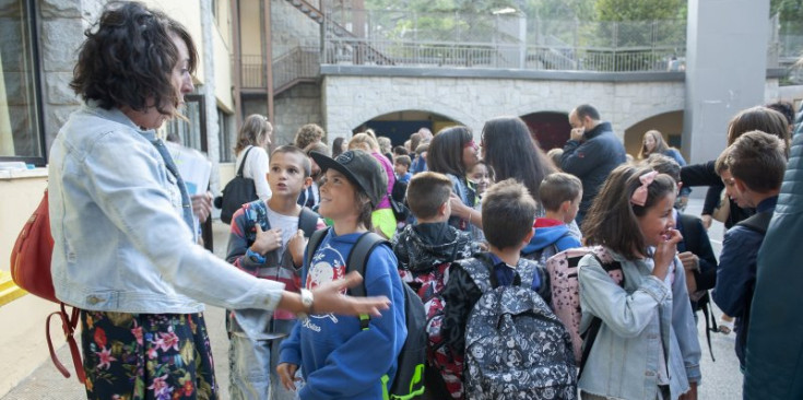 Una professora es retroba amb els seus alumnes a l’Escola Andorrana de Sant Julià, ahir.