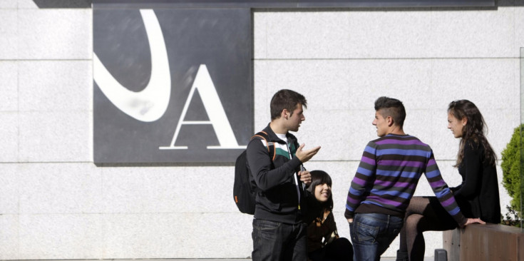 Uns estudiants universitaris conversen davant de les instal·lacions de la Universitat d’Andorra.