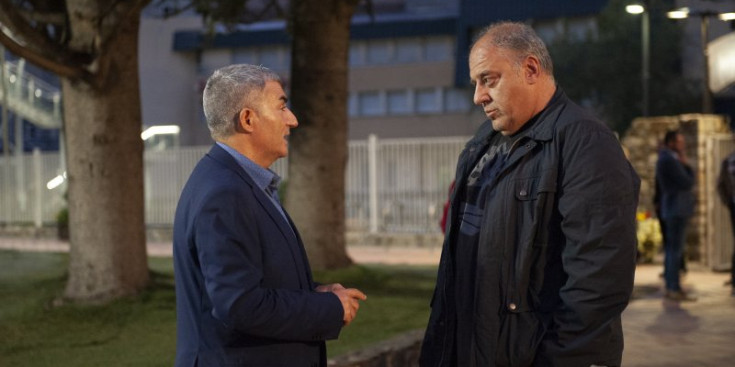 Félix Álvarez, nou president de la FAF, i el candidat crític, Carles Riba, conversen abans que se celebrin les eleccions.