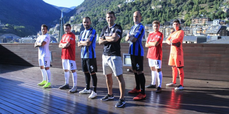 Jugadors de l'Inter llueixen la nova equipació.