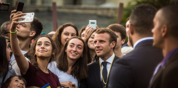 Macron es fa una ‘selfie’ amb un grup de noies.