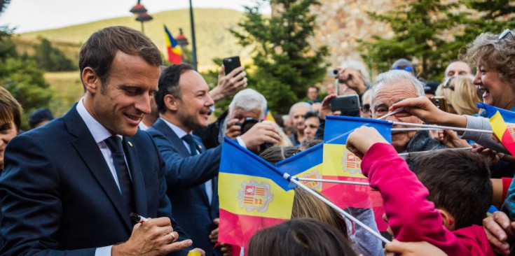 Macron i Espot saluden els infants que s’acosten a veure’ls a Canillo, ahir.