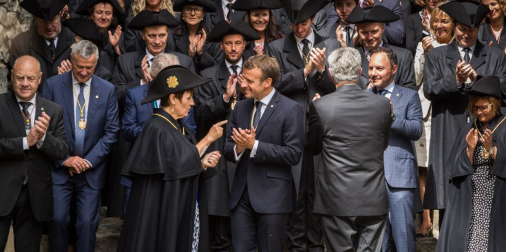 Suñé i Macron intercanvien unes paraules a la Casa de la Vall, ahir.
