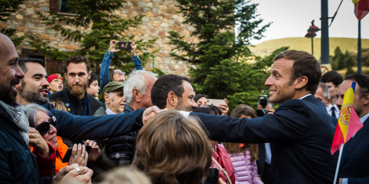 El copríncep Emmanuel Macron saluda els ciutadans que han acudit a veure'l a Canillo.