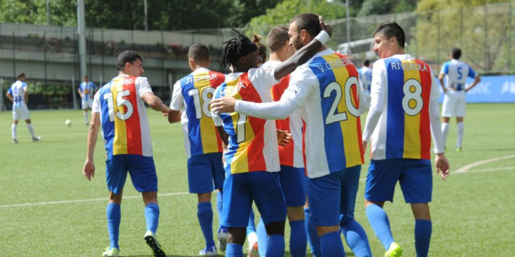 Els tricolor celebren el gol de Casadesús que va posar el 3-0 a marcador.