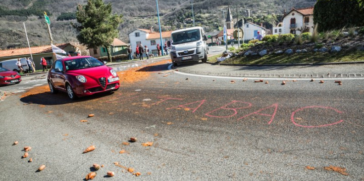 Cotxes circulant a Tarascó, després d’una manifestació.