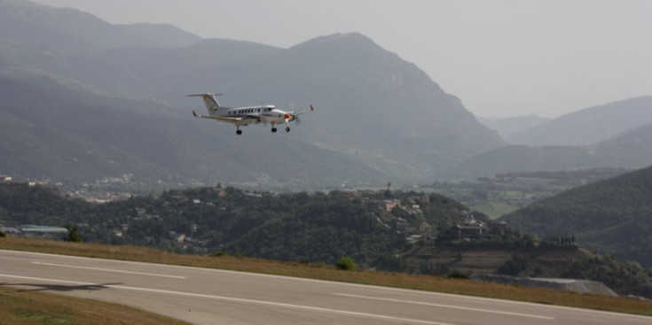 Pla general de l’avió de verificació de vol aproximant-se a la pista d’aterratge de l’Aeroport d’Andorra-la Seu.