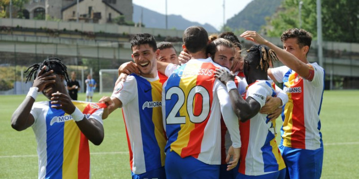 Els jugadors celebren un gol durant el partit contra l’Ejea de la setmana passada.