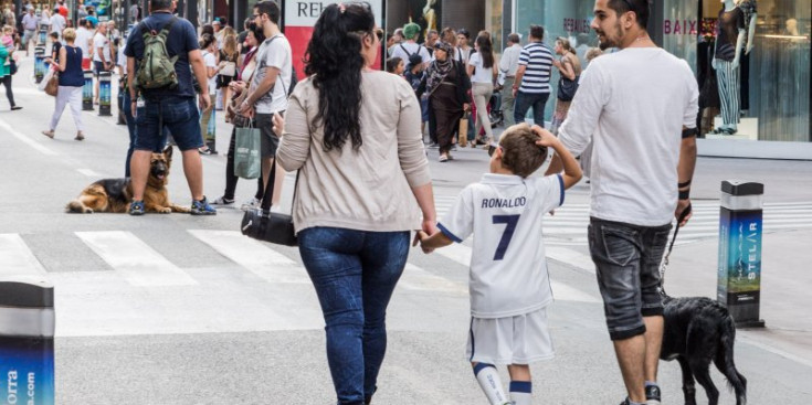 Una família passeja un gos.