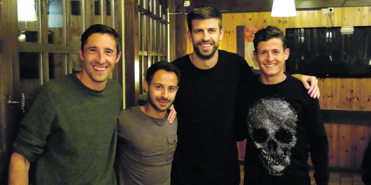 Gerard Piqué amb els tres capitans de l’FC Andorra: Fede Bessone, Ludo Clemente i Rubén Bover.