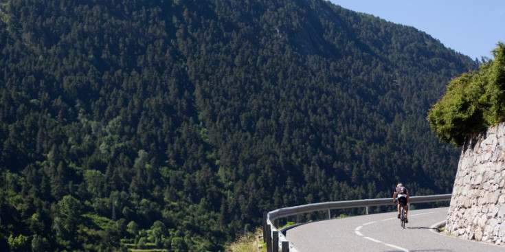 Un ciclista en una de les carreteres del país.