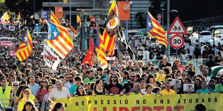 Centenars de persones participen en una manifestació independentista la setmana passada.