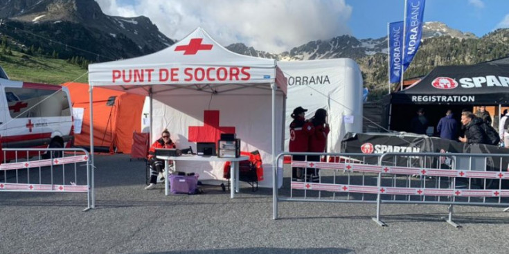 Serveis preventius de la Creu Roja durant l'Spartan Race.