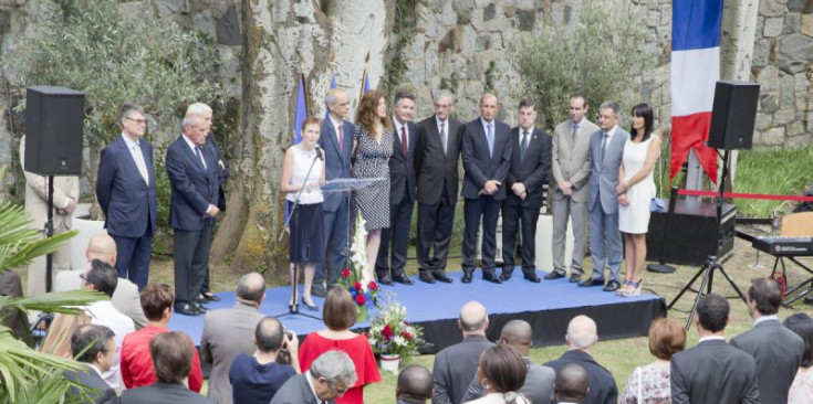 L’ambaixadora francesa, Ginette de Matha, amb el cap de Govern al costat, durant el seu discurs d’ahir.
