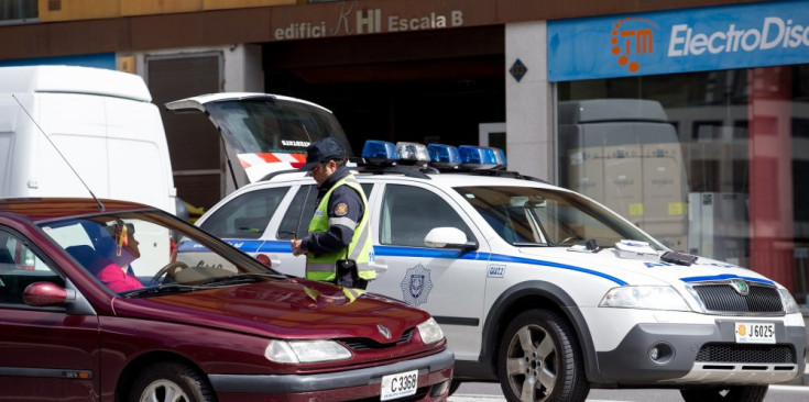 Un agent de la Policia atura el conductor d’un vehicle.