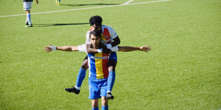 Ernest Forgas i Moha Keita celebren el primer gol de l'Andorra.