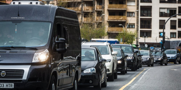 Els vehicles fan cua al seu pas per Sant Julià.