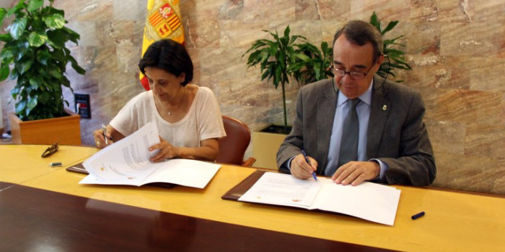 Rosa Ferrer i Jordi Minguillón durant la signatura del conveni