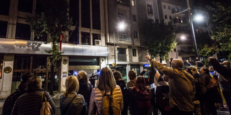 Manifestants davant l’ambaixada d’Espanya a Andorra la Vella.