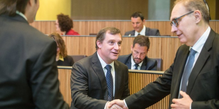Josep Majoral i Josep Pintat en una encaixada de mans al Consell General.