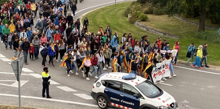 Manifestants a la Seu d’Urgell, a l’inici de la carretera N-145, ahir.