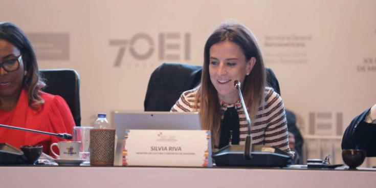 Riva, copresidint la conferència a Bogotà.