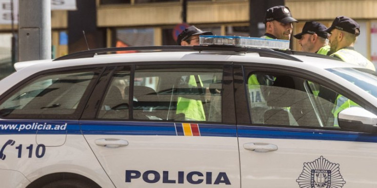 Foto d’arxiu d’un vehicle de la Policia i d’alguns agents.