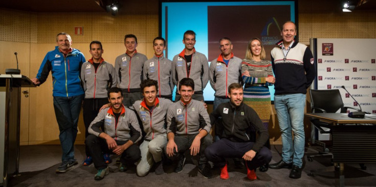 L’equip de la Federació Andorrana de Muntanyisme a la seu de MoraBanc, ahir.