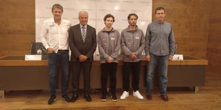 L’equip d’estil lliure de la Federació Andorrana d’Esquí a la seu d’Andbank, ahir.
