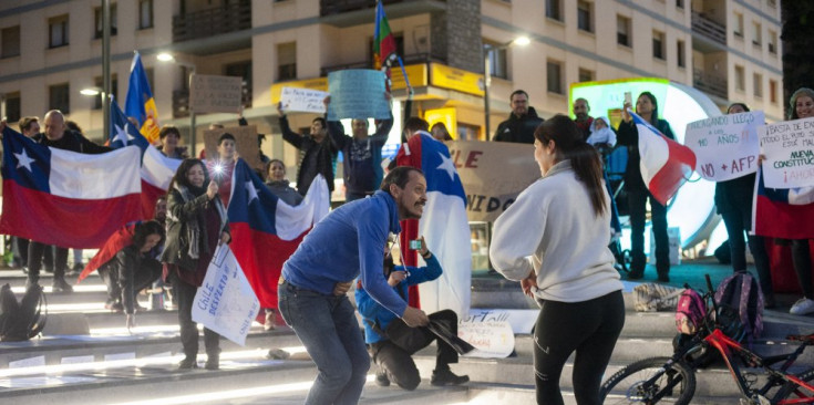 Una parella de xilens ballen enmig de la concentració dels residents en suport dels seus compatriotes, ahir.