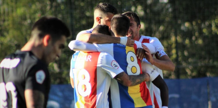 Els jugadors de l’FC Andorra celebren el gol contra el Llagostera.