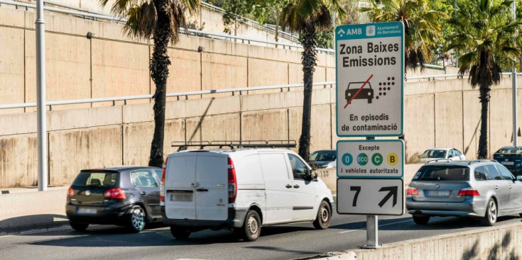 Un indicador alerta els vehicles de l’entrada a la ZBE.