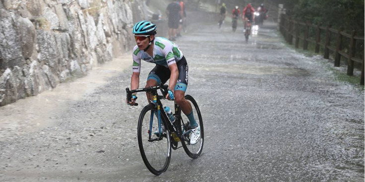 ‘Superman’ López pateix sota la terrible tempesta de la darrera etapa de la Vuelta a Andorra.