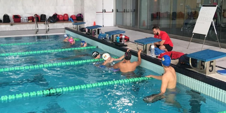 L’equip nacional de natació d’Andorra entrena al Pas de la Casa.