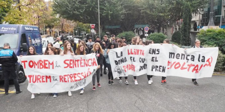 Estudiants manifestant-se al centre de la Seu.