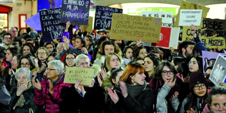 Els manifestants reclamen la despenalització de l’avortament, el 8-M.