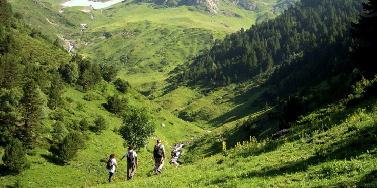 Turistes passejant per les muntanyes del Parc Natural de l’Alt Pirineu.