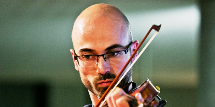 El violinista professional Alexandre Arajol tocant el violí.