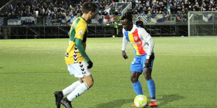 Moussa Sidibé durant el partit de dissabte contra el Sabadell.