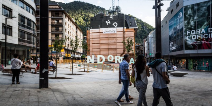 Ciutadans passejant per la plaça on inicialment estava previst construir-hi l’edifici The Cloud, al centre d’Andorra la Vella.