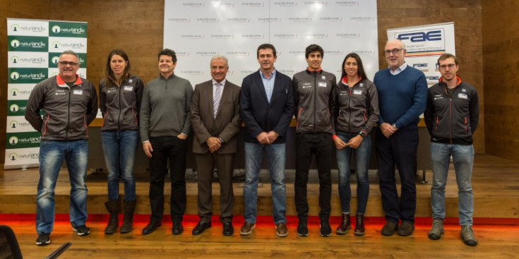 L’equip de la secció d’esquí de fons abans de la roda de premsa de presentació de la temporada.