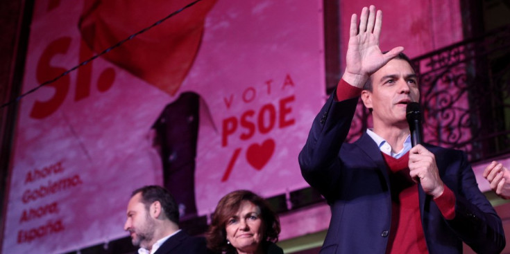 El president en funcions del Govern espanyol, Pedro Sánchez, a la seu del PSOE durant la nit electoral.